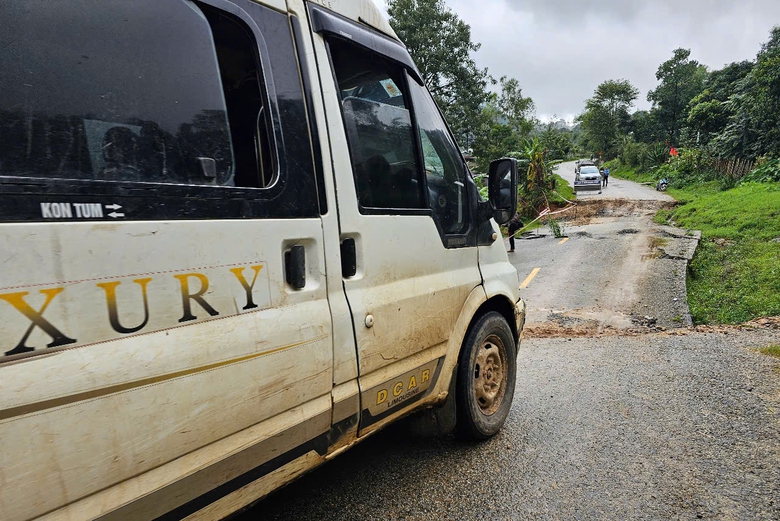 Quốc lộ 40B sạt lở nghiêm trọng, nhiều đoạn đứt gãy, sụt lún sâu cả mét- Ảnh 5. Quốc lộ 40B sạt lở nghiêm trọng, nhiều đoạn đứt gãy, sụt lún sâu cả mét- Ảnh 5.