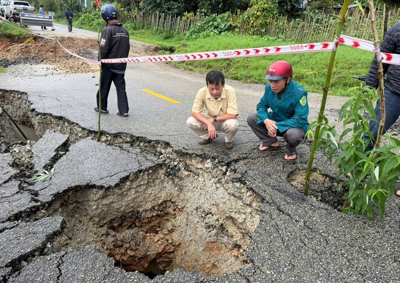 Quốc lộ 40B sạt lở nghiêm trọng, nhiều đoạn đứt gãy, sụt lún sâu cả mét- Ảnh 9. Quốc lộ 40B sạt lở nghiêm trọng, nhiều đoạn đứt gãy, sụt lún sâu cả mét- Ảnh 9.
