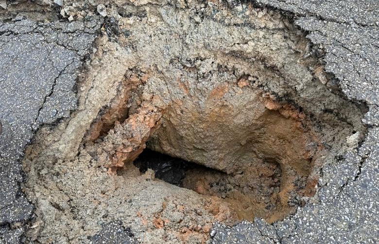 Quốc lộ 40B sạt lở nghiêm trọng, nhiều đoạn đứt gãy, sụt lún sâu cả mét- Ảnh 8. Quốc lộ 40B sạt lở nghiêm trọng, nhiều đoạn đứt gãy, sụt lún sâu cả mét- Ảnh 8.