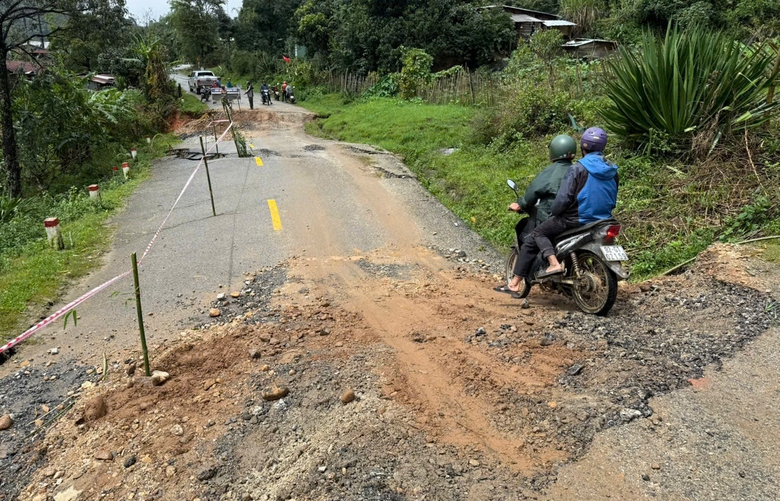 Quốc lộ 40B sạt lở nghiêm trọng, nhiều đoạn đứt gãy, sụt lún sâu cả mét- Ảnh 2. Quốc lộ 40B sạt lở nghiêm trọng, nhiều đoạn đứt gãy, sụt lún sâu cả mét- Ảnh 2.