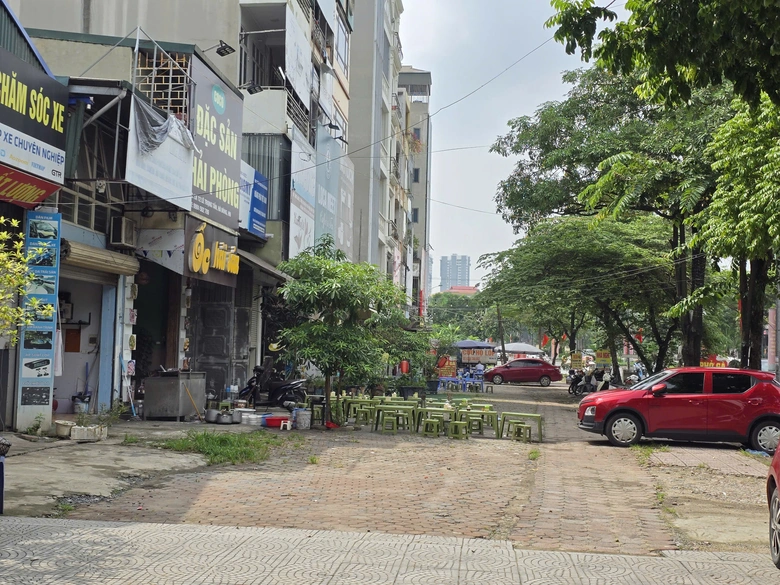 Hà Nội: Cần tăng cường xử lý tình trạng lấn chiếm vỉa hè trên đường Lê Trọng Tấn- Ảnh 2. Hà Nội: Cần tăng cường xử lý tình trạng lấn chiếm vỉa hè trên đường Lê Trọng Tấn- Ảnh 2.