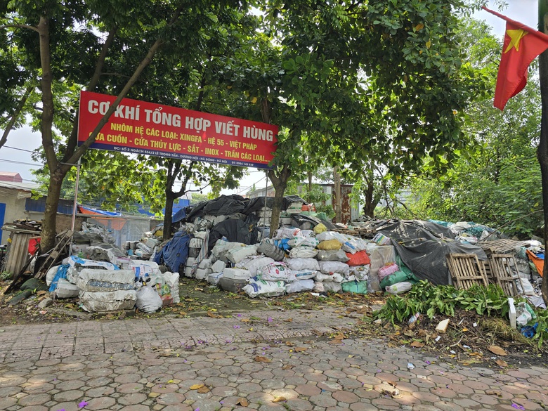 Hà Nội: Cần tăng cường xử lý tình trạng lấn chiếm vỉa hè trên đường Lê Trọng Tấn- Ảnh 4. Hà Nội: Cần tăng cường xử lý tình trạng lấn chiếm vỉa hè trên đường Lê Trọng Tấn- Ảnh 4.