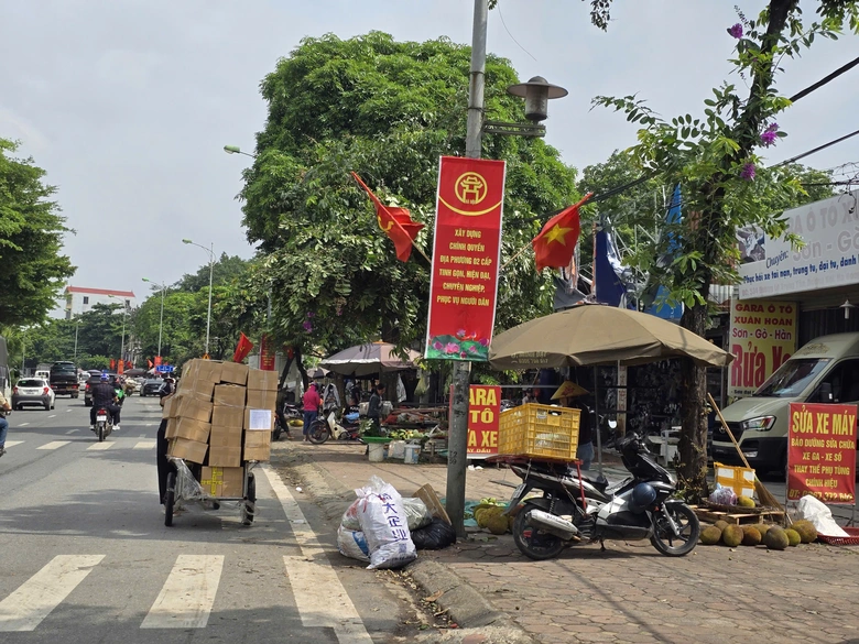 Hà Nội: Cần tăng cường xử lý tình trạng lấn chiếm vỉa hè trên đường Lê Trọng Tấn- Ảnh 5. Hà Nội: Cần tăng cường xử lý tình trạng lấn chiếm vỉa hè trên đường Lê Trọng Tấn- Ảnh 5.