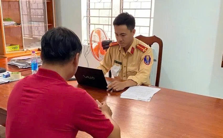 Phạt tiền, trừ điểm t&agrave;i xế &ocirc; t&ocirc; con vượt ẩu su&yacute;t g&acirc;y tai nạn tr&ecirc;n đ&egrave;o Kh&aacute;nh L&ecirc;- Ảnh 1.