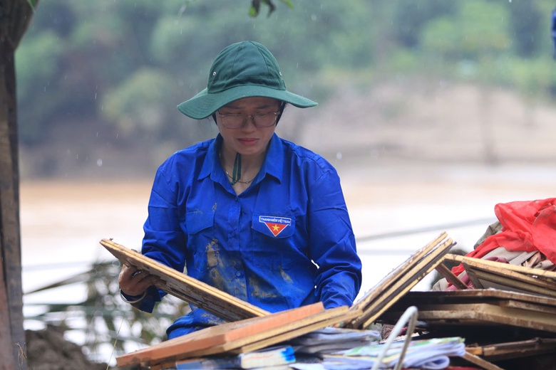 Cảm động thanh ni&ecirc;n t&igrave;nh nguyện gi&uacute;p người d&acirc;n Nghệ An khắc phục sau lũ- Ảnh 5.