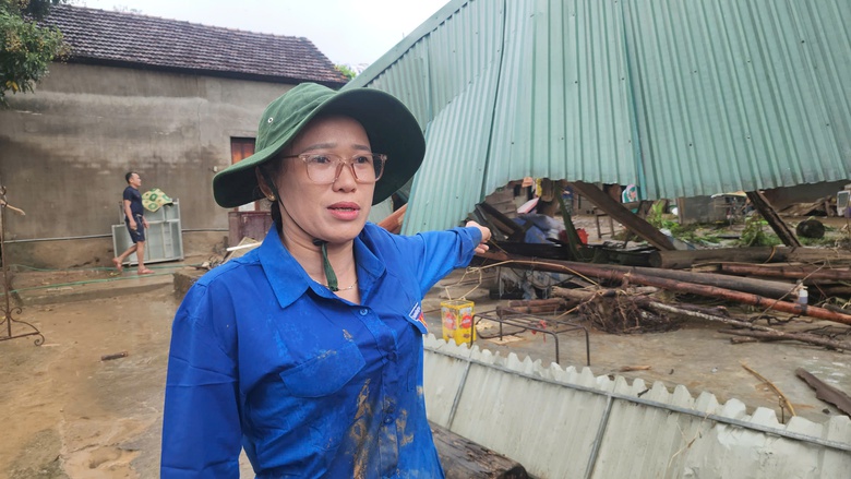 Cảm động thanh ni&ecirc;n t&igrave;nh nguyện gi&uacute;p người d&acirc;n Nghệ An khắc phục sau lũ- Ảnh 1.