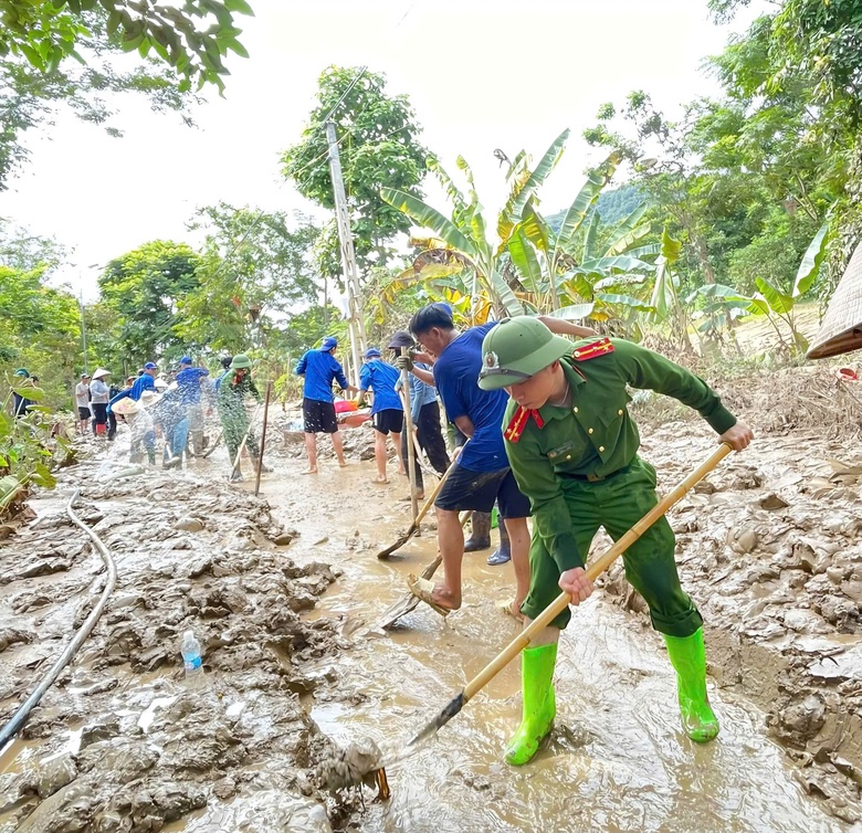 Cảm động thanh ni&ecirc;n t&igrave;nh nguyện gi&uacute;p người d&acirc;n Nghệ An khắc phục sau lũ- Ảnh 11.
