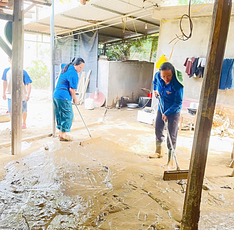Cảm động thanh ni&ecirc;n t&igrave;nh nguyện gi&uacute;p người d&acirc;n Nghệ An khắc phục sau lũ- Ảnh 10.