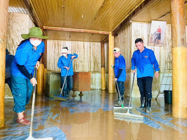Cảm động thanh ni&ecirc;n t&igrave;nh nguyện gi&uacute;p người d&acirc;n Nghệ An khắc phục sau lũ- Ảnh 8.