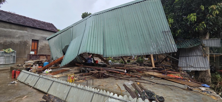 Cảm động thanh ni&ecirc;n t&igrave;nh nguyện gi&uacute;p người d&acirc;n Nghệ An khắc phục sau lũ- Ảnh 4.