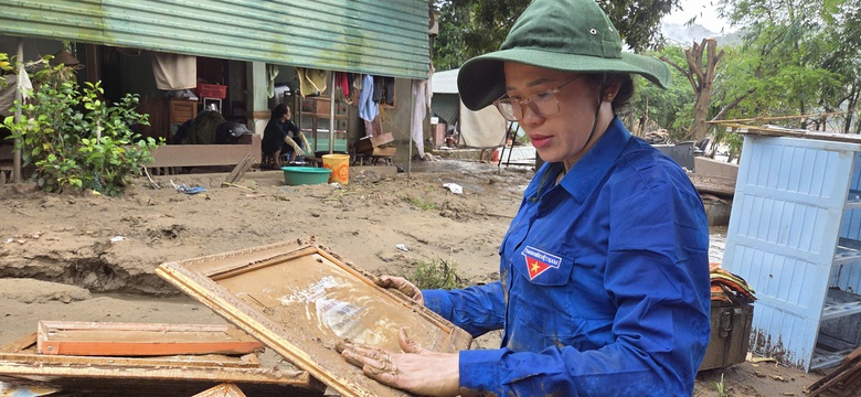 Cảm động thanh ni&ecirc;n t&igrave;nh nguyện gi&uacute;p người d&acirc;n Nghệ An khắc phục sau lũ- Ảnh 6.