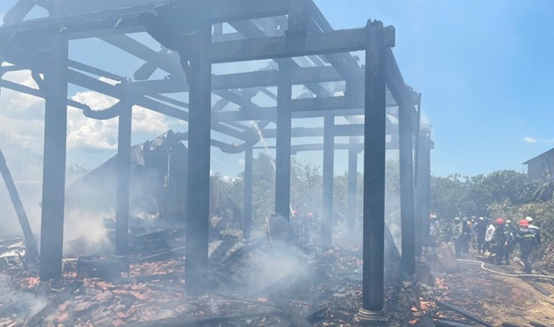 H&agrave; Tĩnh: Ch&aacute;y ng&ocirc;i nh&agrave; gỗ 3 gian, thiệt hại gần 7 tỷ đồng- Ảnh 1.