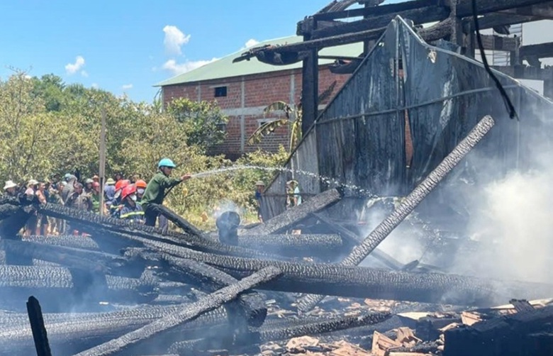 H&agrave; Tĩnh: Ch&aacute;y ng&ocirc;i nh&agrave; gỗ 3 gian, thiệt hại gần 7 tỷ đồng- Ảnh 2.