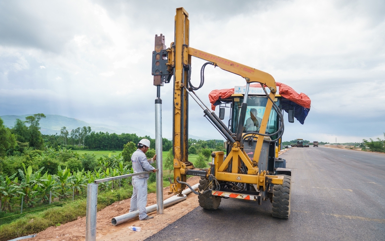 Đua nước r&uacute;t th&ocirc;ng xe kỹ thuật 10km cao tốc Quảng Ng&atilde;i - Ho&agrave;i Nhơn- Ảnh 7.