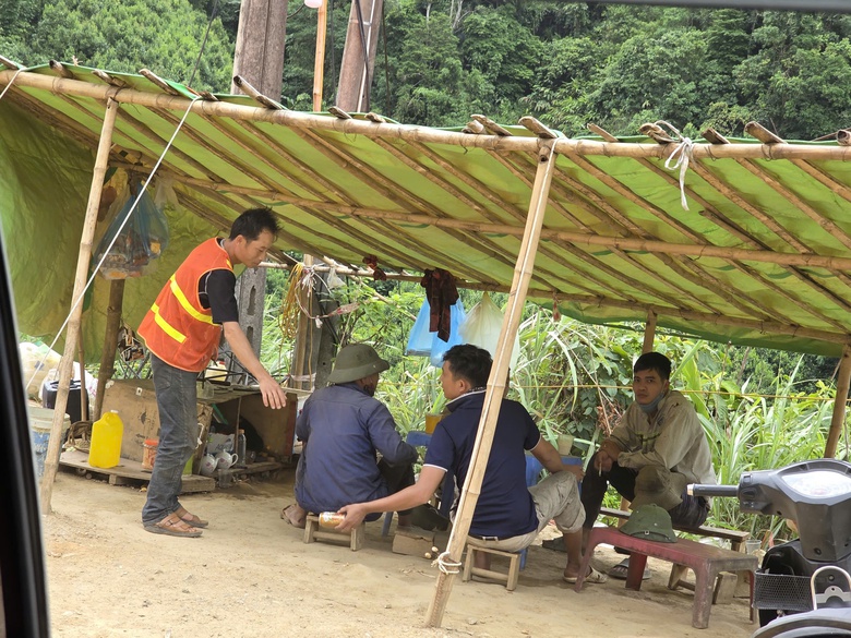 Ăn núi, ngủ rừng và lời hứa tiến độ tuyến đường hơn 1.300 tỷ đồng nối Lào Cai - Lai Châu- Ảnh 3. Ăn núi, ngủ rừng và lời hứa tiến độ tuyến đường hơn 1.300 tỷ đồng nối Lào Cai - Lai Châu- Ảnh 3.