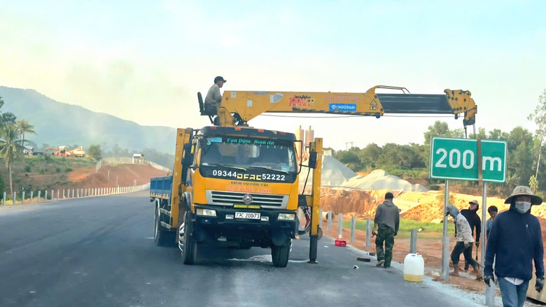 Đua nước r&uacute;t th&ocirc;ng xe kỹ thuật 10km cao tốc Quảng Ng&atilde;i - Ho&agrave;i Nhơn- Ảnh 1.