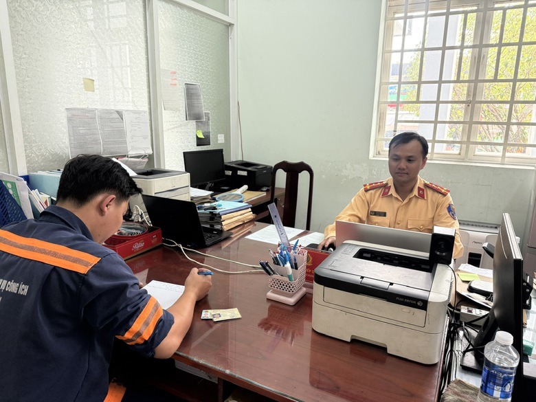 TP.HCM: L&aacute;i xe chở r&aacute;c "diễn xiếc" tr&ecirc;n đường bị xử phạt- Ảnh 1.