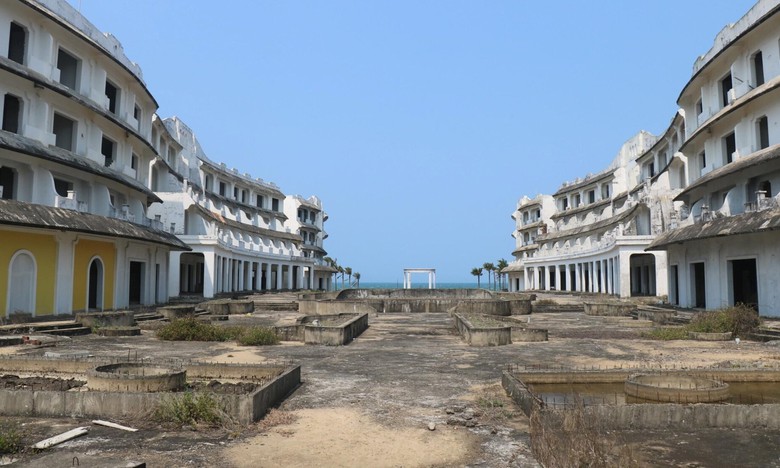 Huế: Hoang tàn khu nghỉ dưỡng bỏ hoang dọc bãi biển Lăng Cô- Ảnh 3. Huế: Hoang tàn khu nghỉ dưỡng bỏ hoang dọc bãi biển Lăng Cô- Ảnh 3.