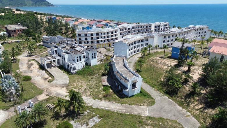 Huế: Hoang tàn khu nghỉ dưỡng bỏ hoang dọc bãi biển Lăng Cô- Ảnh 4. Huế: Hoang tàn khu nghỉ dưỡng bỏ hoang dọc bãi biển Lăng Cô- Ảnh 4.