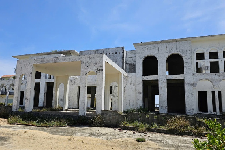 Huế: Hoang tàn khu nghỉ dưỡng bỏ hoang dọc bãi biển Lăng Cô- Ảnh 6. Huế: Hoang tàn khu nghỉ dưỡng bỏ hoang dọc bãi biển Lăng Cô- Ảnh 6.