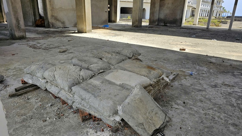 Huế: Hoang tàn khu nghỉ dưỡng bỏ hoang dọc bãi biển Lăng Cô- Ảnh 7. Huế: Hoang tàn khu nghỉ dưỡng bỏ hoang dọc bãi biển Lăng Cô- Ảnh 7.