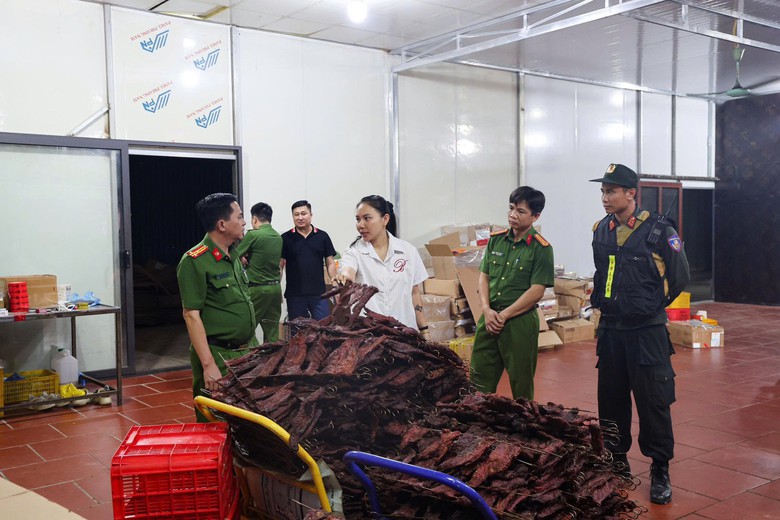 Phú Thọ: Phát hiện cơ sở sản xuất "thịt gác bếp" bốc mùi hôi thối- Ảnh 1. Phú Thọ: Phát hiện cơ sở sản xuất "thịt gác bếp" bốc mùi hôi thối- Ảnh 1.