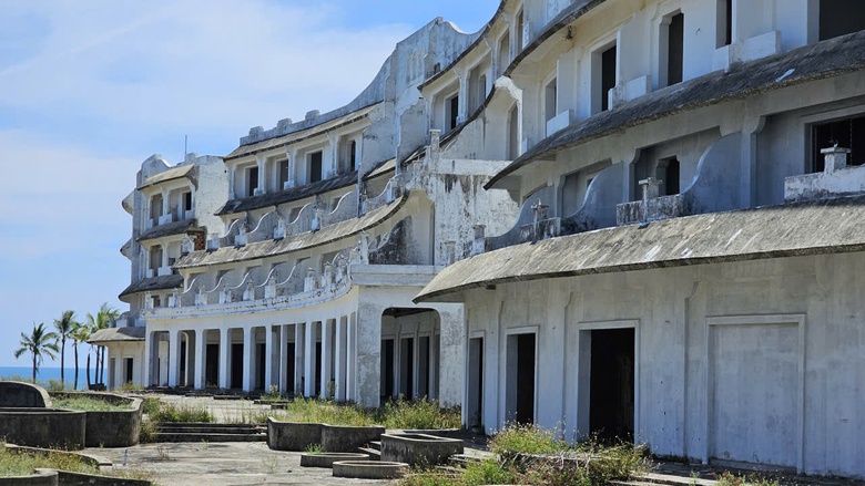 Huế: Hoang tàn khu nghỉ dưỡng bỏ hoang dọc bãi biển Lăng Cô- Ảnh 8. Huế: Hoang tàn khu nghỉ dưỡng bỏ hoang dọc bãi biển Lăng Cô- Ảnh 8.