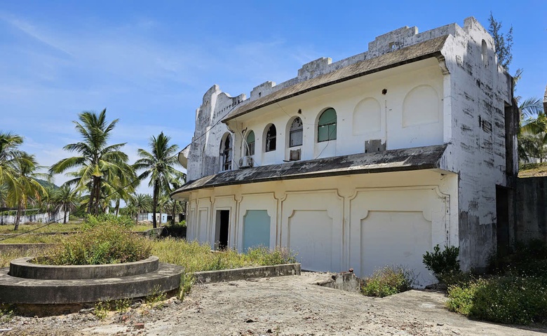 Huế: Hoang tàn khu nghỉ dưỡng bỏ hoang dọc bãi biển Lăng Cô- Ảnh 5. Huế: Hoang tàn khu nghỉ dưỡng bỏ hoang dọc bãi biển Lăng Cô- Ảnh 5.