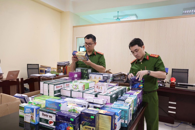 Danh tính giám đốc công ty dược sản xuất thực phẩm chức năng giả vừa bị bắt ở Phú Thọ- Ảnh 1. Danh tính giám đốc công ty dược sản xuất thực phẩm chức năng giả vừa bị bắt ở Phú Thọ- Ảnh 1.