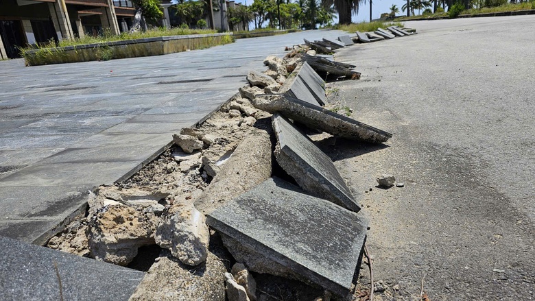 Huế: Hoang tàn khu nghỉ dưỡng bỏ hoang dọc bãi biển Lăng Cô- Ảnh 12. Huế: Hoang tàn khu nghỉ dưỡng bỏ hoang dọc bãi biển Lăng Cô- Ảnh 12.