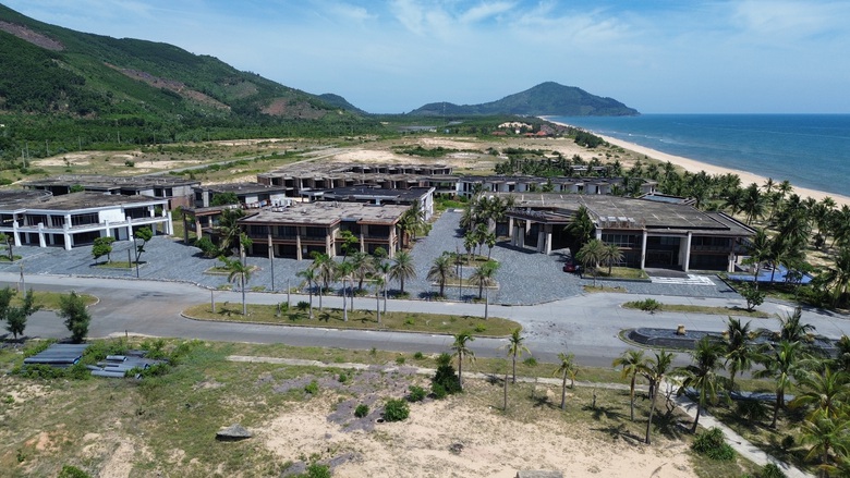 Huế: Hoang tàn khu nghỉ dưỡng bỏ hoang dọc bãi biển Lăng Cô- Ảnh 9. Huế: Hoang tàn khu nghỉ dưỡng bỏ hoang dọc bãi biển Lăng Cô- Ảnh 9.
