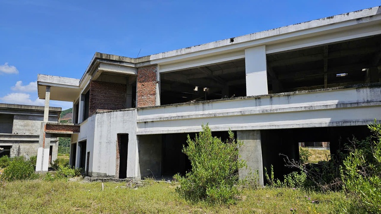 Huế: Hoang tàn khu nghỉ dưỡng bỏ hoang dọc bãi biển Lăng Cô- Ảnh 11. Huế: Hoang tàn khu nghỉ dưỡng bỏ hoang dọc bãi biển Lăng Cô- Ảnh 11.