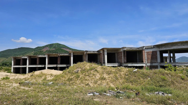 Huế: Hoang tàn khu nghỉ dưỡng bỏ hoang dọc bãi biển Lăng Cô- Ảnh 10. Huế: Hoang tàn khu nghỉ dưỡng bỏ hoang dọc bãi biển Lăng Cô- Ảnh 10.