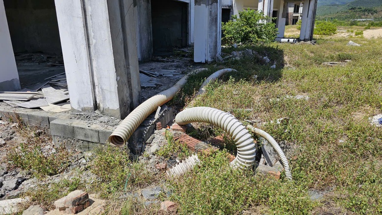 Huế: Hoang tàn khu nghỉ dưỡng bỏ hoang dọc bãi biển Lăng Cô- Ảnh 13. Huế: Hoang tàn khu nghỉ dưỡng bỏ hoang dọc bãi biển Lăng Cô- Ảnh 13.