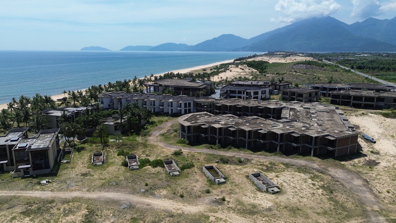 Huế: Hoang tàn khu nghỉ dưỡng bỏ hoang dọc bãi biển Lăng Cô- Ảnh 19. Huế: Hoang tàn khu nghỉ dưỡng bỏ hoang dọc bãi biển Lăng Cô- Ảnh 19.