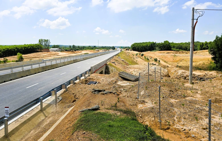 Đẩy nhanh tiến độ trạm dừng nghỉ cao tốc Vạn Ninh - Cam Lộ- Ảnh 4.