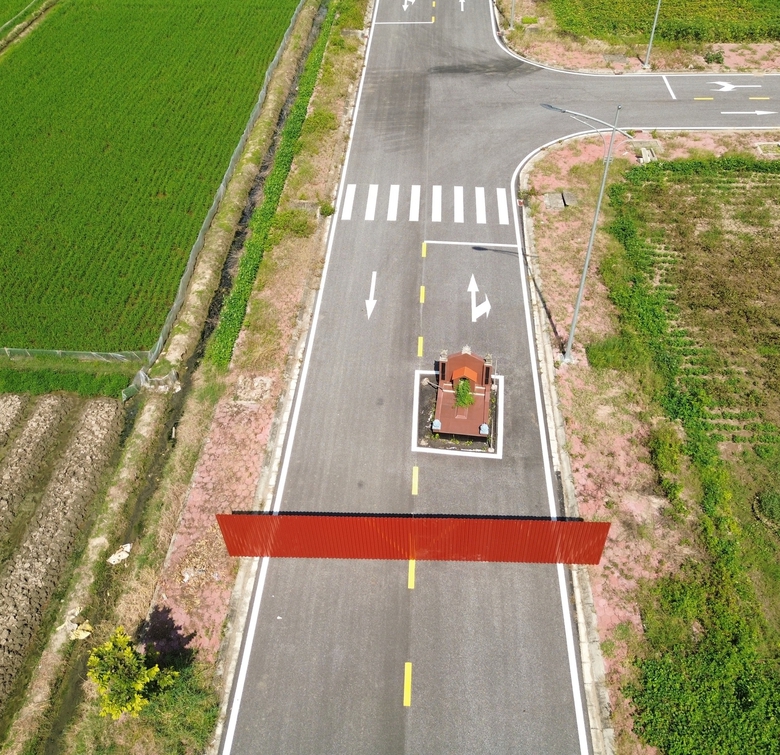 Hải Phòng: Lạ kỳ ngôi mộ án ngữ giữa đường của khu dân cư- Ảnh 2. Hải Phòng: Lạ kỳ ngôi mộ án ngữ giữa đường của khu dân cư- Ảnh 2.