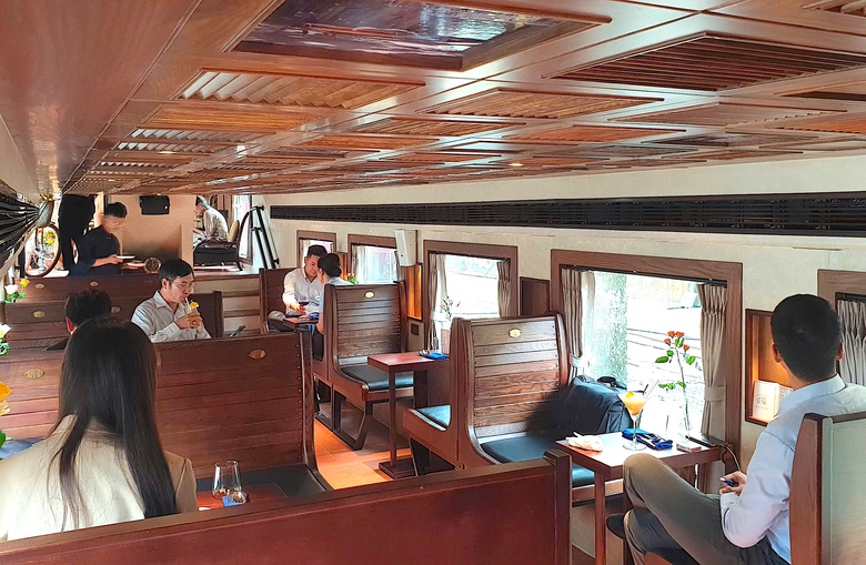 Lên tàu “Hà Nội 5 cửa ô”, ngắm phố xưa, nghe ả đào, thưởng vị Tràng An- Ảnh 3. Lên tàu “Hà Nội 5 cửa ô”, ngắm phố xưa, nghe ả đào, thưởng vị Tràng An- Ảnh 3.