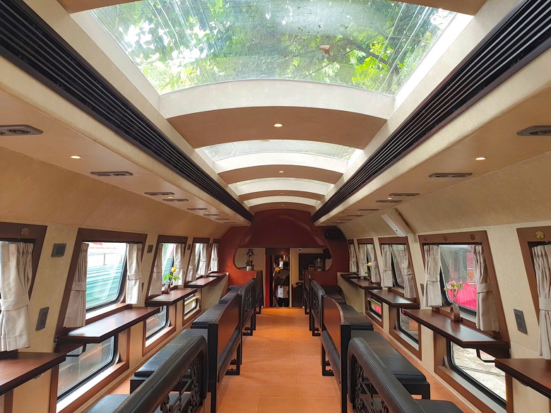 Lên tàu “Hà Nội 5 cửa ô”, ngắm phố xưa, nghe ả đào, thưởng vị Tràng An- Ảnh 2. Lên tàu “Hà Nội 5 cửa ô”, ngắm phố xưa, nghe ả đào, thưởng vị Tràng An- Ảnh 2.