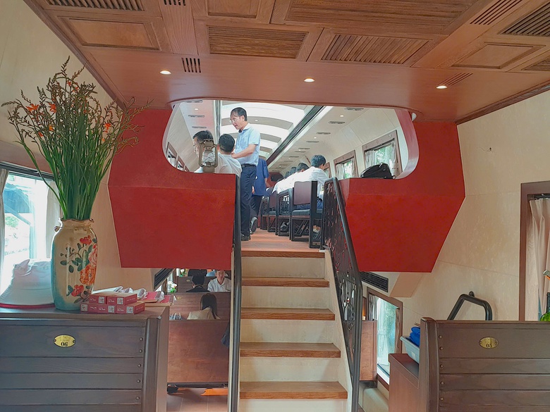 Lên tàu “Hà Nội 5 cửa ô”, ngắm phố xưa, nghe ả đào, thưởng vị Tràng An- Ảnh 4. Lên tàu “Hà Nội 5 cửa ô”, ngắm phố xưa, nghe ả đào, thưởng vị Tràng An- Ảnh 4.