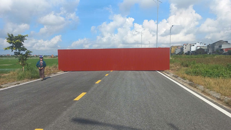 Hải Phòng: Lạ kỳ ngôi mộ án ngữ giữa đường của khu dân cư- Ảnh 4. Hải Phòng: Lạ kỳ ngôi mộ án ngữ giữa đường của khu dân cư- Ảnh 4.