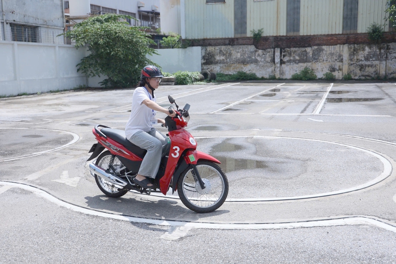 Được chọn thứ tự nội dung s&aacute;t hạch cấp GPLX, nhiều học vi&ecirc;n vượt qua phần thi kh&oacute;- Ảnh 13.