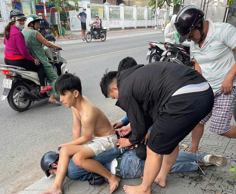 Bắt n&oacute;ng kẻ giả mua v&agrave;ng, cướp 2 lắc tại TP.HCM- Ảnh 1.