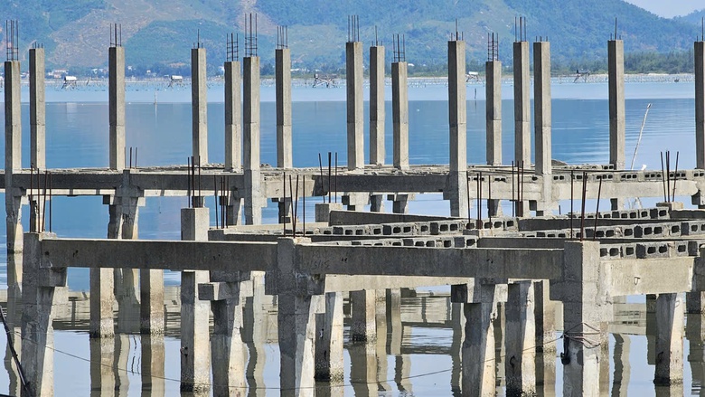 Huế: Chờ nh&agrave; đầu tư dẹp "ma trận" cọc b&ecirc; t&ocirc;ng tua tủa giữa vịnh Lăng C&ocirc;- Ảnh 7.