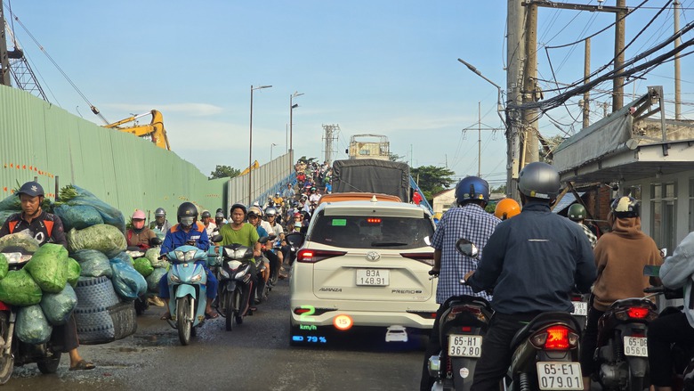 Cần Thơ: D&ograve;ng phương tiện xếp h&agrave;ng d&agrave;i chờ qua cầu tạm &Ocirc; M&ocirc;n sau cơn mưa lớn- Ảnh 1.
