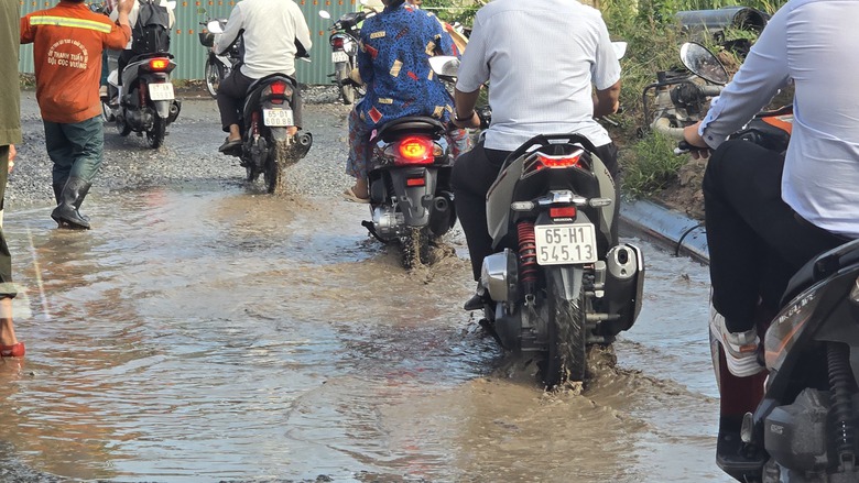Cần Thơ: D&ograve;ng phương tiện xếp h&agrave;ng d&agrave;i chờ qua cầu tạm &Ocirc; M&ocirc;n sau cơn mưa lớn- Ảnh 2.