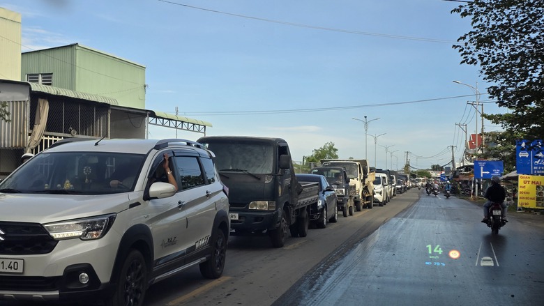 Cần Thơ: D&ograve;ng phương tiện xếp h&agrave;ng d&agrave;i chờ qua cầu tạm &Ocirc; M&ocirc;n sau cơn mưa lớn- Ảnh 4.