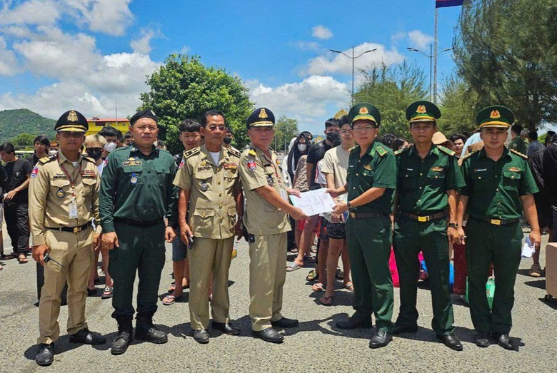 An Giang tiếp nhận 72 c&ocirc;ng d&acirc;n Việt Nam do Campuchia trao trả- Ảnh 1.