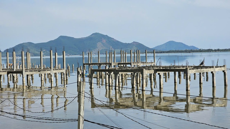 Huế: Chờ nh&agrave; đầu tư dẹp "ma trận" cọc b&ecirc; t&ocirc;ng tua tủa giữa vịnh Lăng C&ocirc;- Ảnh 8.