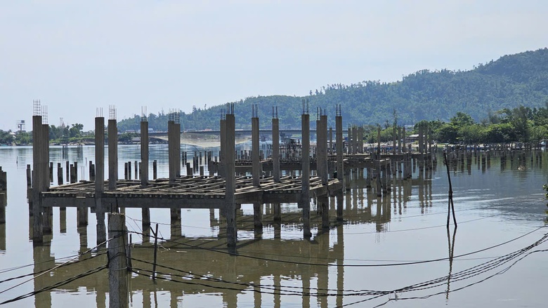 Huế: Chờ nh&agrave; đầu tư dẹp "ma trận" cọc b&ecirc; t&ocirc;ng tua tủa giữa vịnh Lăng C&ocirc;- Ảnh 9.